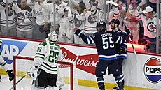 Hokejisté Winnipegu se radují z branky do sít Dallasu v pátém zápase druhého...