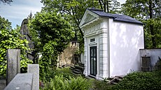 Klasicistní kaplová hrobka po celkové rekonstrukci na Ol�anských h�bitovech....