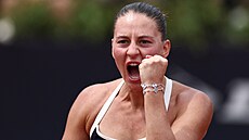 Ukrajinská tenistka Marta Kos�uková se hecuje na turnaji v �ím�.