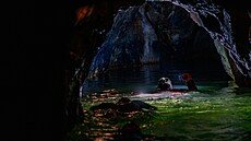Jeskynní potáp��i �eské speleologické spole�nosti Petr Chmel, Radek Nejezchleb...