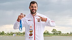 Kajaká Josef Dostál pózuje s bronzovou medailí, kterou vybojoval v závod...