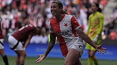 Kateina Svitková ze Slavie slaví gól v derby se Spartou.