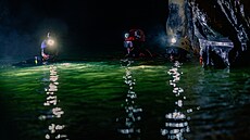 Jeskynní potáp��i �eské speleologické spole�nosti Petr Chmel, Radek Nejezchleb...