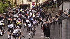Peloton stoupá jihoitalským mstem v esté etap Gira.