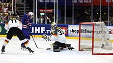 Tage Thompson posílá puk do nmecké brány za Philippa Grubbauera a zaizuje...