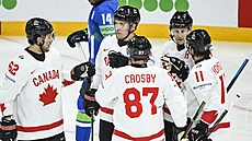 Bo Horvat (14) slaví se Sidney Crosbym a ostatními spoluhrá�i kanadský gól v...