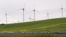 Peloton projídí krajinou jiní Itálie v esté etap Gira.