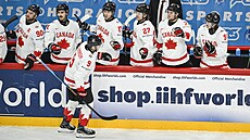 Nate MacKinnon slaví se spoluhrá�i druhý gól Kanady v utkání proti Slovinsku.