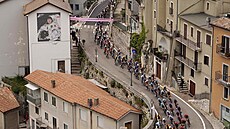Peloton projídí kolem mural artu italské astronautky Samanthy Cristoforettiové...