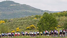 Peloton míí do albánských hor ve tetí etap Gira.