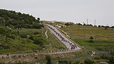 Natažený peloton na albánských silnicích ve třetí etapě Gira.