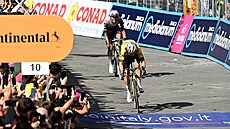 Wout van Aert poráí v dojezdu 9. etap Gira Isaaca del Tora.