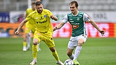 Jablonecký Mat�j Polidar brání mí� p�ed Radimem Breitem ze Sigmy.