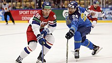 Martin Neas ujídí s pukem z dosahu Dmitrije Breusa.