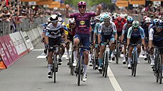 Mads Pedersen vít�zí ve t�etí etap� Gira.