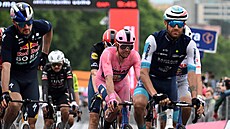 Mads Pedersen pijídí do cíle esté etapy v Neapoli na konci startovního pole.