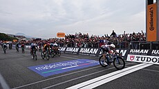 Kaden Groves s obrovským náskokem ovládl spurt esté etapy Gira do Neapole.