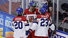 Daniel Gazda, Luká Sedlák a David Pastrák gratulují Romanu ervenkovi ke gólu.