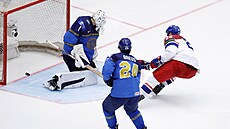 Adam Klapka pekonává brankáe Jelal-ad-Dina Amirbekova.