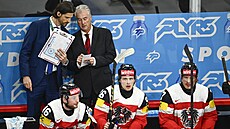 Rakouský trenér Roger Bader ladí taktiku ped prodlouením se Slovenskem.