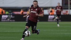 Sparanský útoník Jan Kuchta se ene za míem.