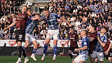 Letecký souboj Jaroslava Zeleného (30) a Jana Krále sledují Jií Sláma, Martin...