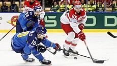 Christian Wejse brání puk ped Nikitou Michajlisem .