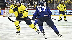 védský útoník Filip Forsberg v akci proti finskému obránci Atru Leppanenovi.