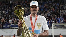 Jan Kliment s trofejí pro vítze poháru.