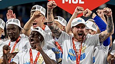 Olomoutí fotbalisté slaví zisk poháru.