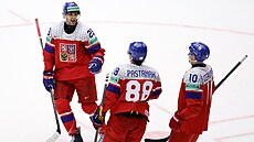 Luká Sedlák slaví s Davidem Pastrákem a Romanem ervenkou tvrtý gól v duelu...