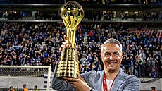 Olomoucký trenér Tomá Janotka s trofejí pro vítze poháru.