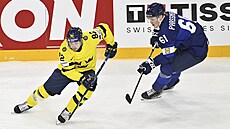 védský útoník Jesper Frödén prchá s pukem ped Juusem Pärssinenem z Finska.