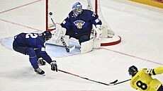 Jonas Brodin pekonává finského brankáe Juuse Sarose.