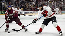 Kanadský útoník Nathan MacKinnon v akci proti Lotysku.