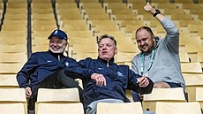 Radim Rulík na tribun bhem eského tréninku, vedle nj Jií Kalous (vlevo) a...