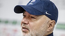 Asistent trenéra Jií Kalous hovoí s novinái.