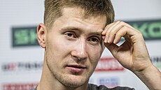 Martin Neas hovoí s novinái bhem nedlního dobrovolného tréninku.