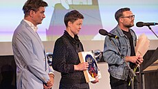 Cenu divák� si odnesl re�isér Jan Saska (vpravo) za film Hurikán. Cenu dr�í...