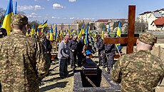 Poheb padlého ukrajinského vojáka na hbitov ve Lvov (4. dubna 2025)