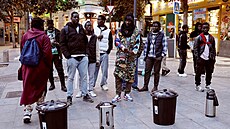 Imigranti se shromaují, aby obdreli jídlo bhem rozdávání potravin...
