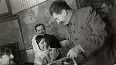 Sovtský diktátor Josif Stalin po boku nejmladí nositelky Leninova ádu,...