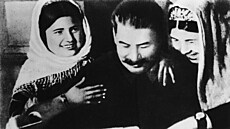 Sovtský diktátor Josif Stalin po boku nejmladí nositelky Leninova ádu,...