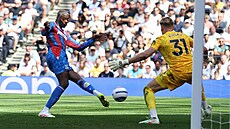 eský branká Antonín Kinský v akci pi utkání Tottenhamu proti Crystal Palace.