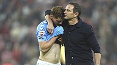 Zklamaný trenér Frank Lampard utuje jednoho ze svých svenc poté, co...