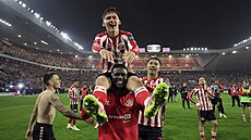 Euforie v Sunderlandu. Po postupu p�es Coventry je tradi�ní anglický klub krok...