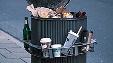 Speciální dr�ák pro vratné lahve a plechovky v n�meckém Düsseldorfu (1. ledna...