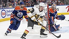 Victor Olofsson z Vegas kontroluje puk poblí edmontonské branky, odkud situaci...