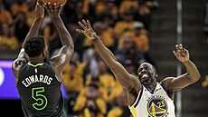 Anthony Edwards (vlevo) z Minnesoty zakon�uje b�hem utkání proti Golden State,...