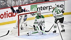 Mark Scheifele (za brankou) z Winnipegu slaví gól svého týmu b�hem utkání proti...